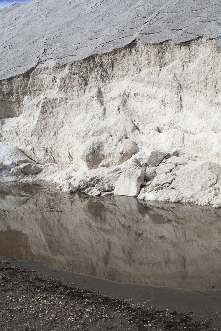 Photos de l'œuvre de Dominika Troicka - montagne de sel recouverte de poussière due à la pollution