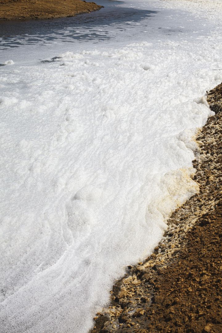 Photos de l'œuvre de Dominika Troicka mousse cumulée sur l'eau dans les salins